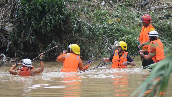 Elementos de Protección Civil buscan víctimas tras inundación en Barquisimeto, estado Lara, Venezuela, el 28 de septiembre de 2022. (Foto de Néstor VIVAS / AFP)