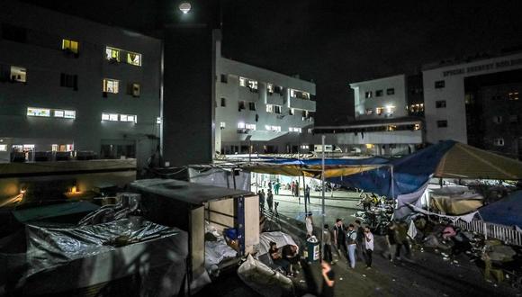 La gente espera en tiendas de campaña en la oscuridad mientras se agota el combustible para la generación de electricidad, frente al hospital Al-Shifa en la ciudad de Gaza a principios del 3 de noviembre de 2023, en medio de las batallas en curso entre Israel y el grupo palestino Hamás | Foto: Dawood NEMER / AFP