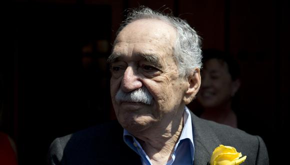 Nobel Literature prize-winning writer and journalist, Colombian Gabriel Garcia Marquez, sings the traditional birthday song with journalists while coming out from his house to meet the press during his 87th birthday, in Mexico City, on March 6, 2014. AFP PHOTO / Yuri CORTEZ (Photo by YURI CORTEZ / AFP)