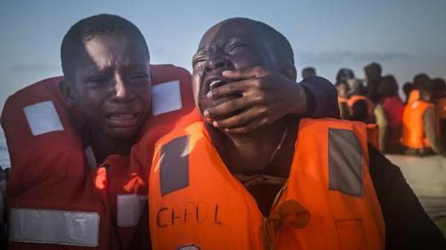 El llanto de niños huérfanos al ser rescatados del Mediterráneo - 2