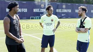 Pura magia: Ronaldinho regresó a Barcelona y se juntó con Messi y Neymar