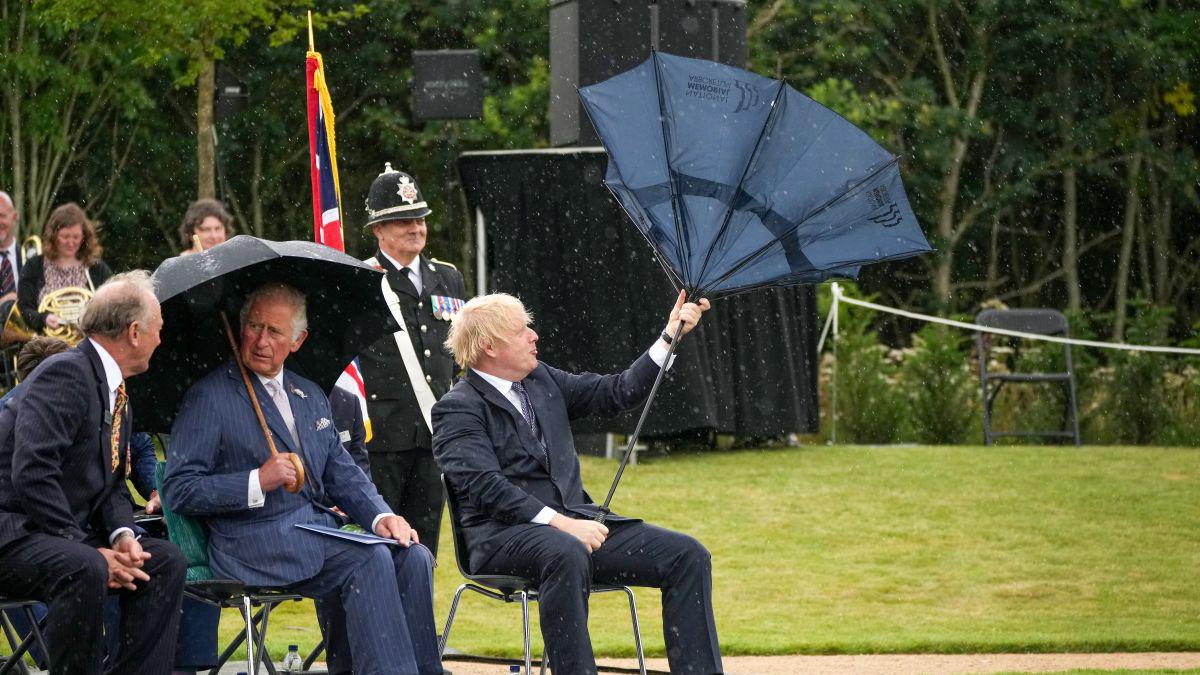Astronave bancarrota Granjero Ver video viral | Boris Johnson, primer ministro británico, pasó un hecho  bochornoso con su paraguas ante la mirada del Príncipe Carlos | Reino Unido  | Twitter | VIRALES | MAG.