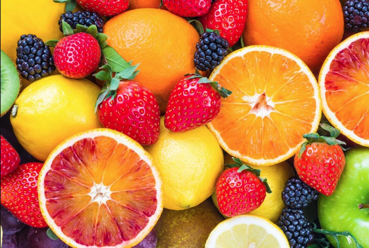 La nutricionista Carla Torres explica que es un mito que esté mal comer frutas de noche.