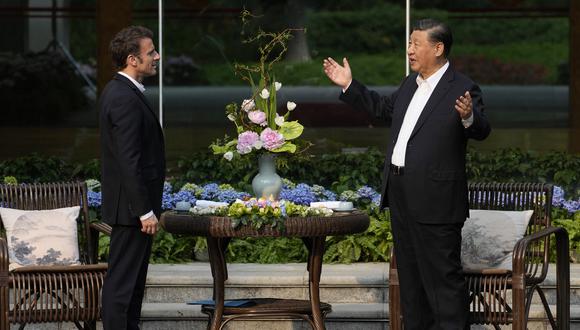El presidente chino, Xi Jinping (derecha), y el presidente francés, Emmanuel Macron, hablan antes de una ceremonia del té en la residencia del gobernador de la provincia de Guandong en Guangzhou el 7 de abril de 2023. (Foto de Thibault Camus / POOL / AFP)