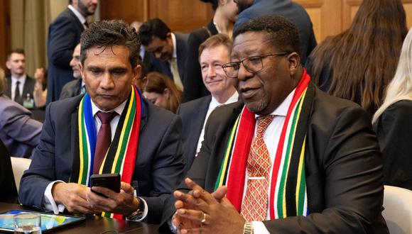 El asesor jurídico de Sudáfrica Cornelius Scholtz (izq) y el embajador de Sudáfrica en los Países Bajos, Vusimuzi Madonsela, son vistos después de presentar sus argumentos ante la Corte Internacional de Justicia (CIJ) contra Israel. (Foto de Nick Gammon / AFP).