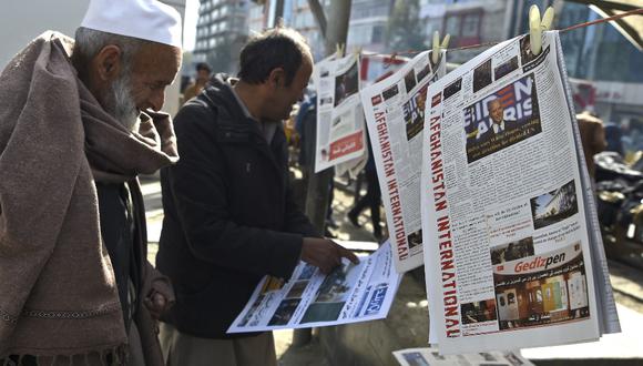 Un hombre lee un periódico local en Kabul, donde se muestra una fotografía del recién electo presidente de los Estados Unidos, Joe Biden. (Foto de WAKIL KOHSAR / AFP).