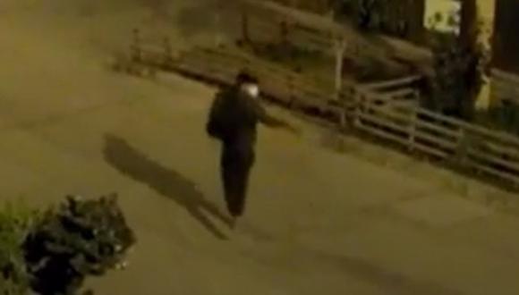 Una cámara de seguridad registró el violento accionar del sujeto. (Foto: América Noticias)