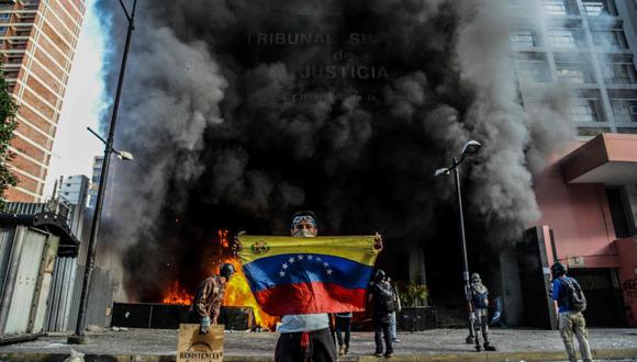 Los manifestantes quemaron la sede del TSJ ubicada en el municipio de Chacao. (AFP).