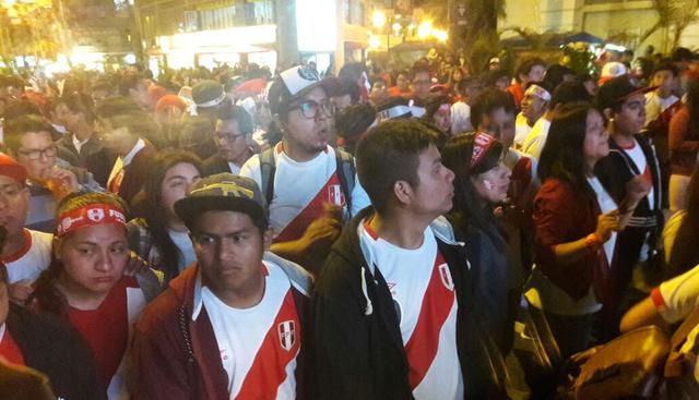 Lima se ha visto tomada por un mar de camisetas blanquirrojas. En varios puntos de la ciudad se han instalado pantallas gigantes para que los hinchas puedan seguir el partido de la selección peruana ante Nueva Zelanda. (El Comercio)