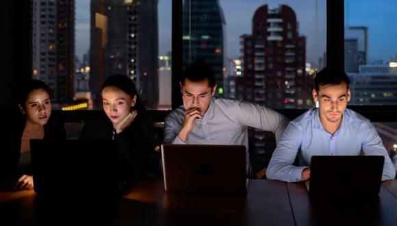 Trabajar de noche afecta nuestra salud porque interrumpe el ritmo circadiano. (Foto: Getty)