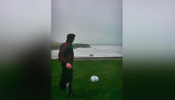 Eana O’Connor pateó el balón hacia el océano, pero el viento se lo devolvió en cuestión de segundos como si fuera un boomerang. (Foto: captura de video)