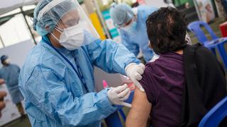 Pacientes con VIH mayores de 18 serán vacunados contra el COVID-19 en centros que brindan tratamiento antirretroviral
