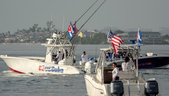 Parten de Miami varios barcos con banderas de Estados Unidos y Cuba, en apoyo a la isla. REUTERS