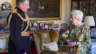 La reina Isabel II aparece en público por primera vez tras su ausencia en un acto del domingo