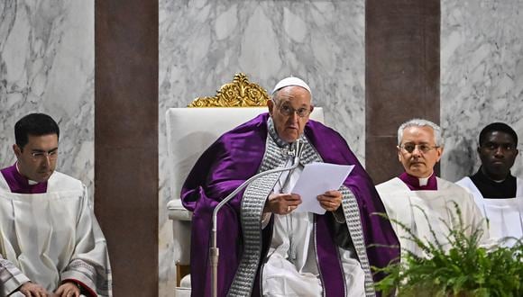 El Papa Francisco habla durante la celebración de la misa del Miércoles de Ceniza el 22 de febrero de 2023 en la Iglesia de Santa Sabina en Roma. (Foto de Alberto PIZZOLI / AFP)