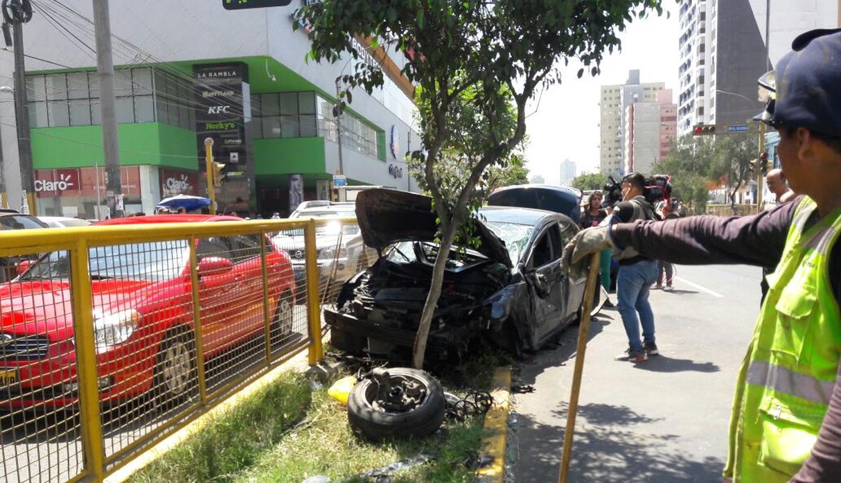 Cinco vehículos, entre dos combis y tres autos, protagonizaron este accidente múltiple que dejó doce personas heridas en la cuadra 8 de la avenida Brasil, en Jesús María. (Foto: Yasmin Rosas / El Comercio)