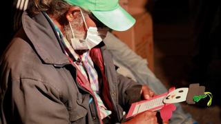 Lima: adultos mayores que viven en la calle recibieron cena y otros detalles por Navidad 