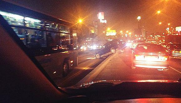 Auto se despista en carril del Metropolitano en la Vía Expresa