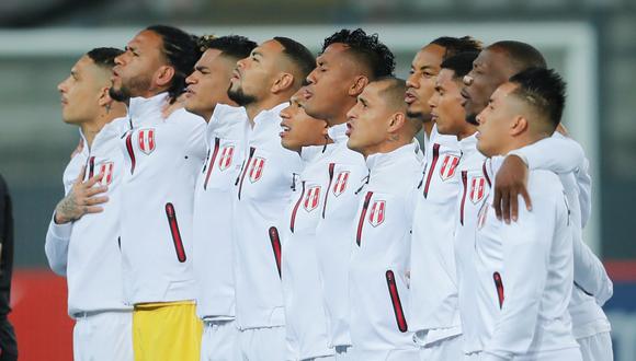 AMDEP9053. LIMA (PERÚ), 02/09/2021.- Jugadores de Perú cantan el himno nacional hoy previo al partido contra Uruguay por las eliminatorias de Conmebol al Mundial de Catar 2022, en el Estadio Nacional de Lima (Perú). EFE/ Daniel Apuy /POOL
