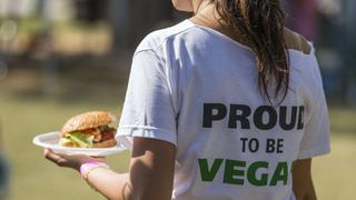 ¿Son los veganos amigos de la comida chatarra?