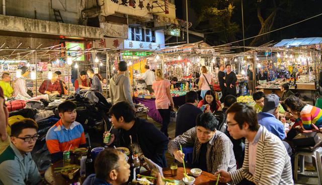 Hong Kong. No puedes dejar de probar sus platos más populares, como los wafles crocantes, el cangrejo tifó o las bolitas de pescado. (Foto: TungCheung / Shutterstock.com)