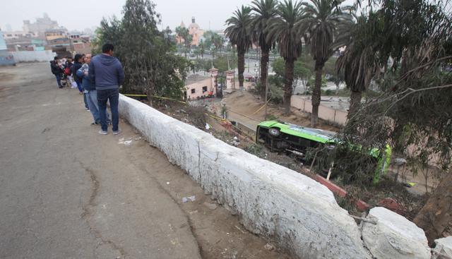 Un día como hoy de hace un año, pasadas las 5 de la tarde, el vehículo de la empresa Green Bus cayó en la ladera del cerro San Cristóbal, dejando 10 muertos y más de 50 heridos. (Foto: El Comercio)