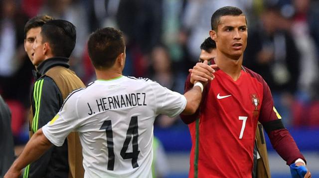 Javier 'Chicharito' Hernández se acercó a Cristiano Ronaldo y lo saludó afectuosamente. (Foto: AFP)