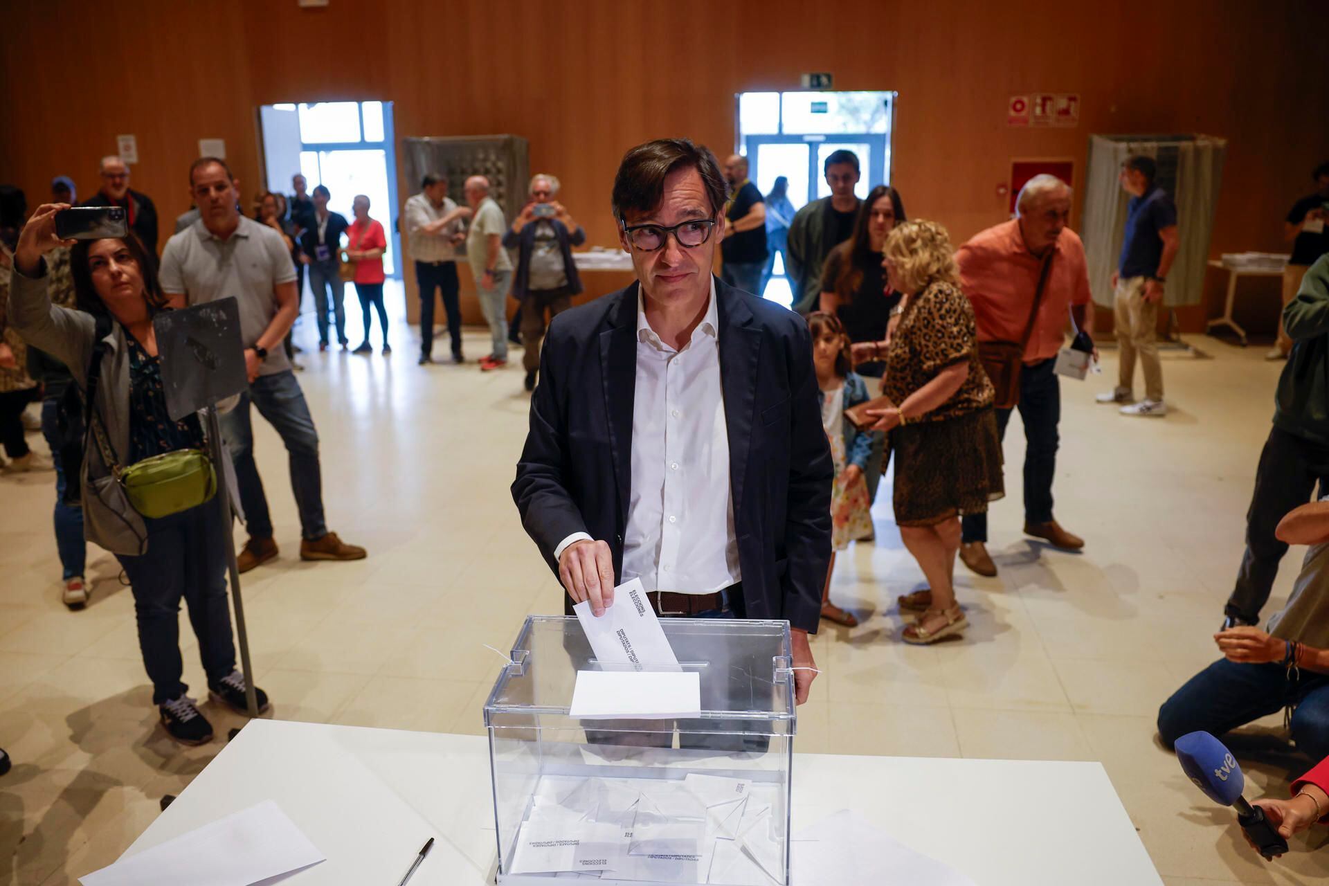El primer secretario del PSC y candidato a la presidencia de la Generalitat, Salvador Illa, vota en el Centro Cultural La Roca del Vallès de Barcelona, este domingo. (EFE/Alberto Estévez).