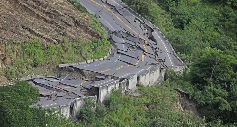 El terremoto ocasionó la muerte de un niño y dejó miles de personas perjudicadas. Entre la infraestructura malograda, se cuenta esta carretera, que se quebró y quedó intransitable. No obstante, experto advierte que “lo que se ve en la carretera es que no ha habido un estudio de la falla geológica". (Foto: Andina/ /Prensa Presidencia.)