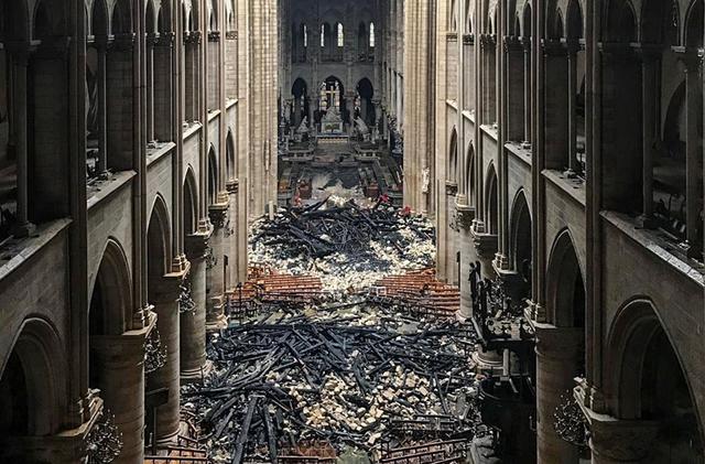 Los bomberos declararon el martes que triunfaron en una batalla de más de 12 horas para extinguir un infierno que devoraba la emblemática catedral de Notre Dame de París. (AFP).