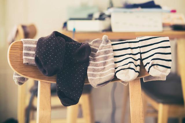 En la foto se observa calcetines colgados en una silla. | Imagen referencial: 
Jisu Han / Pexels