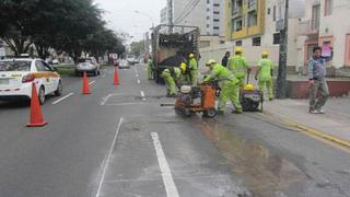 Comuna repara las pistas de la avenida Sánchez Carrión