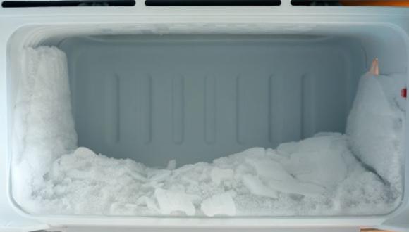 Muchas personas comen el hielo que se acumula en las paredes de la refrigeradora, pero los especialistas no recomiendan su uso. (Foto: Perfexya).