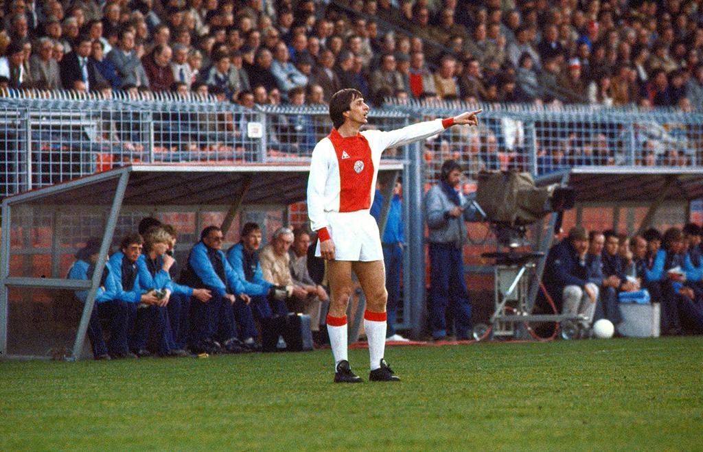 En abril de 1982, el futbolista Johan Cruyff da indicaciones durante partido entre Ajax y NEC que ganaron por 5 goles a 0. Foto: Agencia AFP