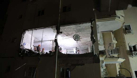La unidad de comando del frente doméstico del ejército israelí donde un misil disparado desde la Franja de Gaza golpeó directamente un edificio residencial en la ciudad central de Rehovot, Israel, el 11 de mayo de 2023. (Foto de EFE / EPA / ABIR SULTAN)