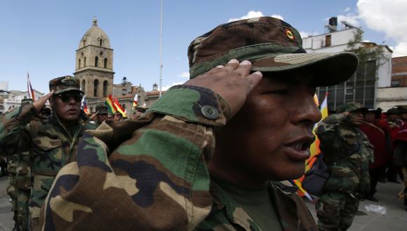 Bolivia readmite a 60% de militares despedidos
