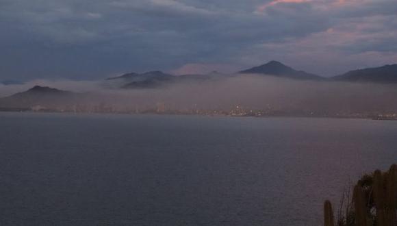 Desde la distancia es visible la nube de contaminación que envuelve completamente la ciudad de Guanta. Foto: G. D. OLMO, vía BBC Mundo