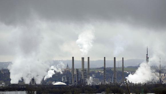 El humo sale de las chimeneas de una fábrica petroquímica el 3 de diciembre de 2009 en Feyzin, cerca de Lyon, en el este de Francia. (Foto referencial de Philippe DESMAZES / AFP)