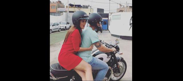 Rebeca en una moto con Yaco Eskenazi.  (Foto: Instagram)