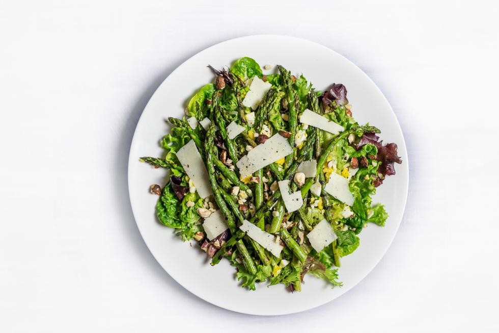 Recuerda que si vas a hacer de la ensalada tu comida principal, entonces asegúrate de que tenga un poco de todo: proteínas, grasas buenas y carbohidratos.