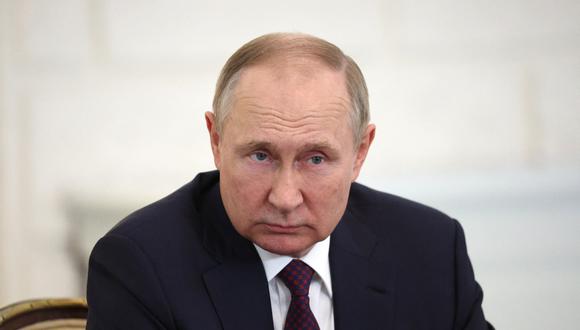 El presidente ruso, Vladimir Putin, sostiene una sesión de video con los medios de comunicación luego de una reunión con los líderes de Armenia y Azerbaiyán en la ciudad turística de Sochi, en el Mar Negro, el 31 de octubre de 2022. (Foto de Sergei BOBYLYOV / SPUTNIK / AFP)