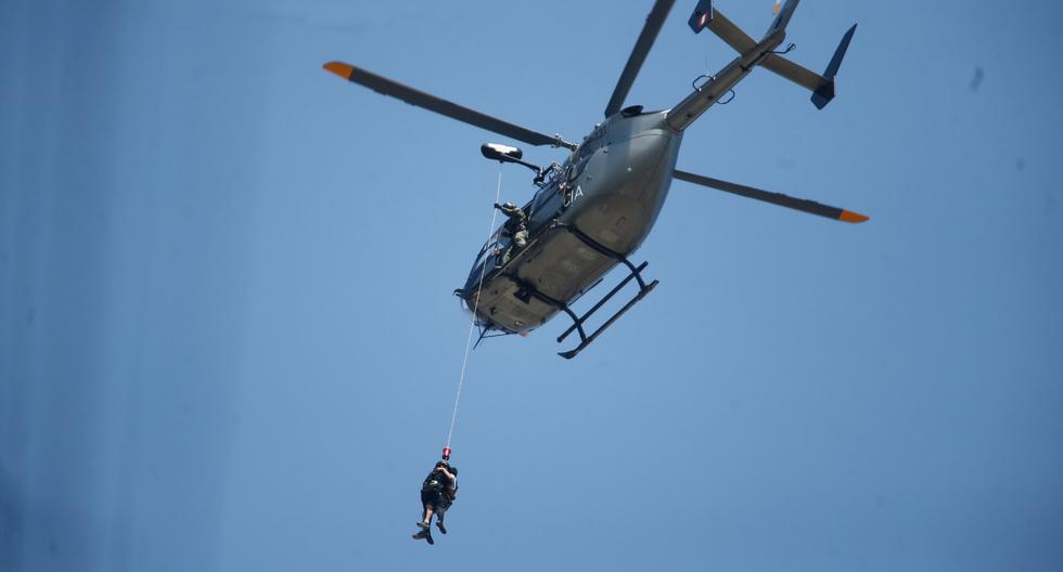 La suboficial de segunda PNP Verónica Gargate descendió desde un helicóptero que sobrevolaba la zona y procedió a rescatar a un hombre de 64 años que había quedado atrapado en la azotea del inmueble en llamas. (Foto: Josep Ángeles / @photo.gec)