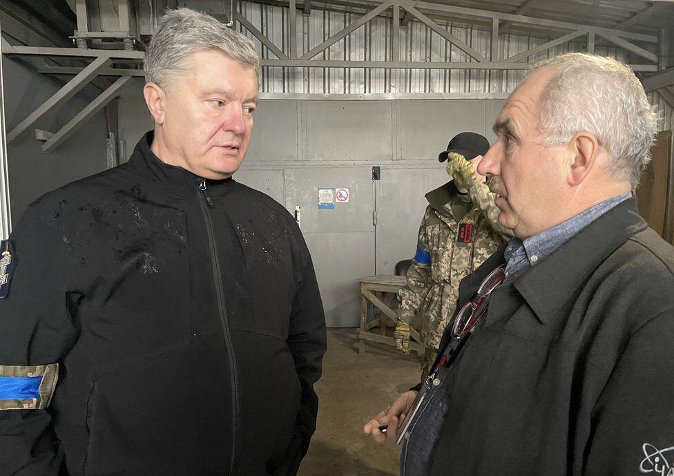 Former Ukrainian President Petro Poroshenko (left) visited the plant after the withdrawal of Russian soldiers.