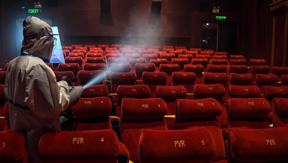 Proceso de desinfección de un cine en China en julio de 2020. Los teatros y salas de cine peruanos se alistan para reabrir siguiendo los protocolos sanitarios (Foto: AFP)