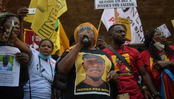 La gente protesta contra el asesinato del refugiado congoleño de 24 años Moise Kabagambe en Sao Paulo, Brasil. (Foto: NELSON ALMEIDA/AFP)