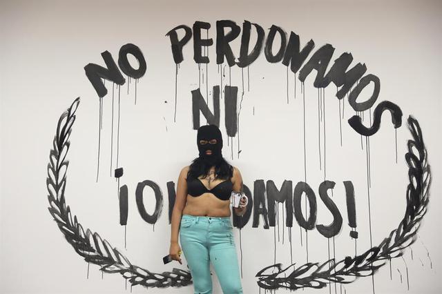 Una activista posa frente a un mural durante la toma de las instalaciones de la Comisión Nacional de Derechos Humanos en Ciudad de México (México).  (Foto: EFE/Sáshenka Gutiérrez)