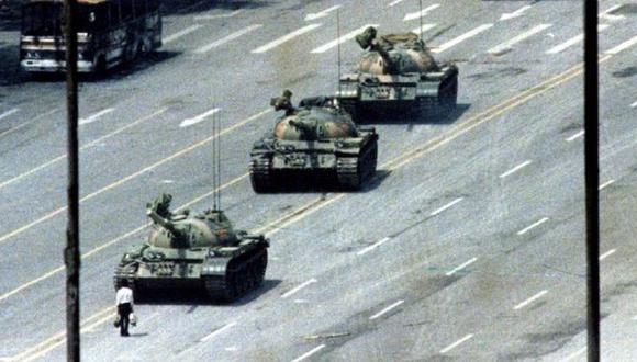 El "hombre del tanque", también apodado como "el rebelde desconocido", protagoniza la imagen que dio la vuelta al mundo sobre lo que ocurrió en Pekín en junio de 1989. Foto: Reuters