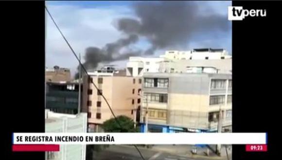 Cuatro unidades de bomberos llegaron al lugar y trabajan arduamente para acabar con el fuego.