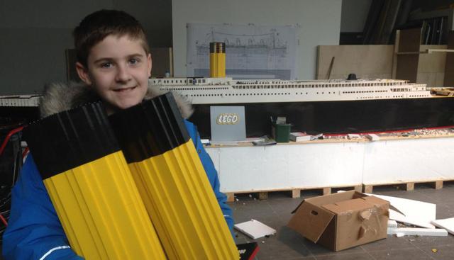 Brynjar invirtió 700 horas para construir su barco y tardó 11 meses en terminarlo. Su abuelo lo ayudó en todo el proceso | Foto: Facebook / Brynjar Karl