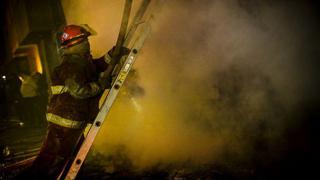 Incendio en feria de Campo de Marte consumió dos puestos